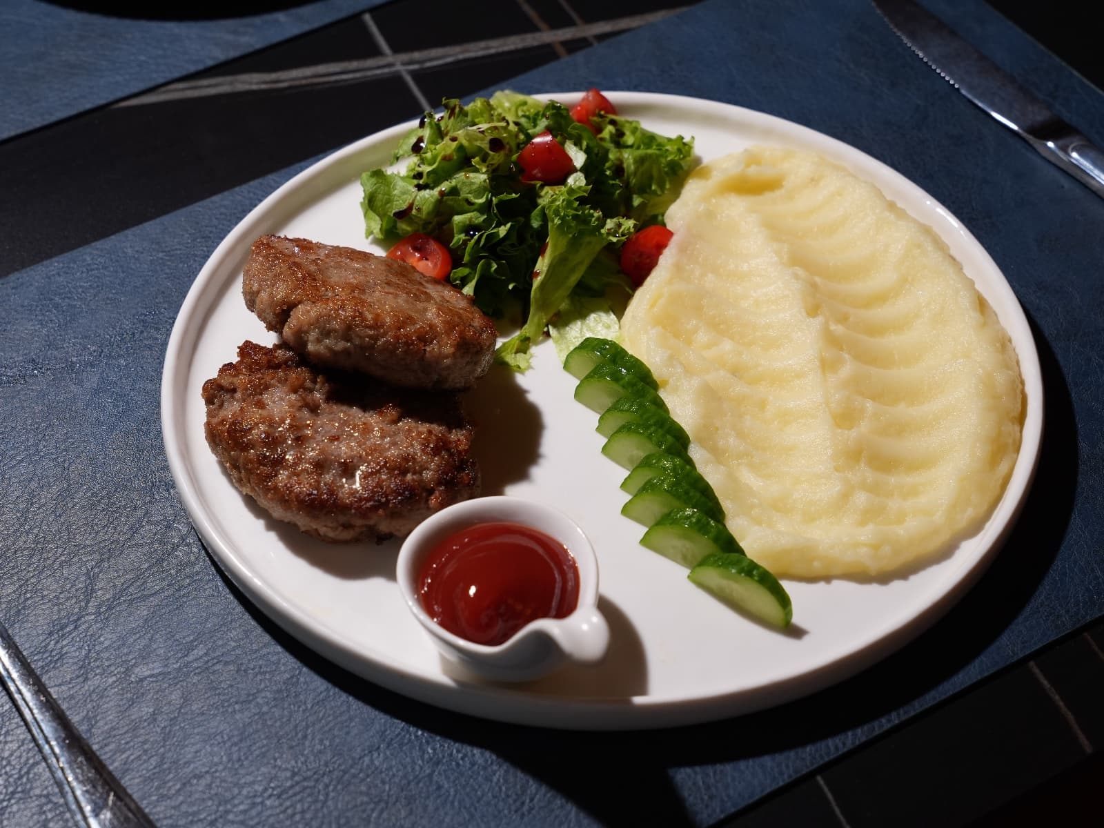 Beef Cutlets with Mashed Potatoes